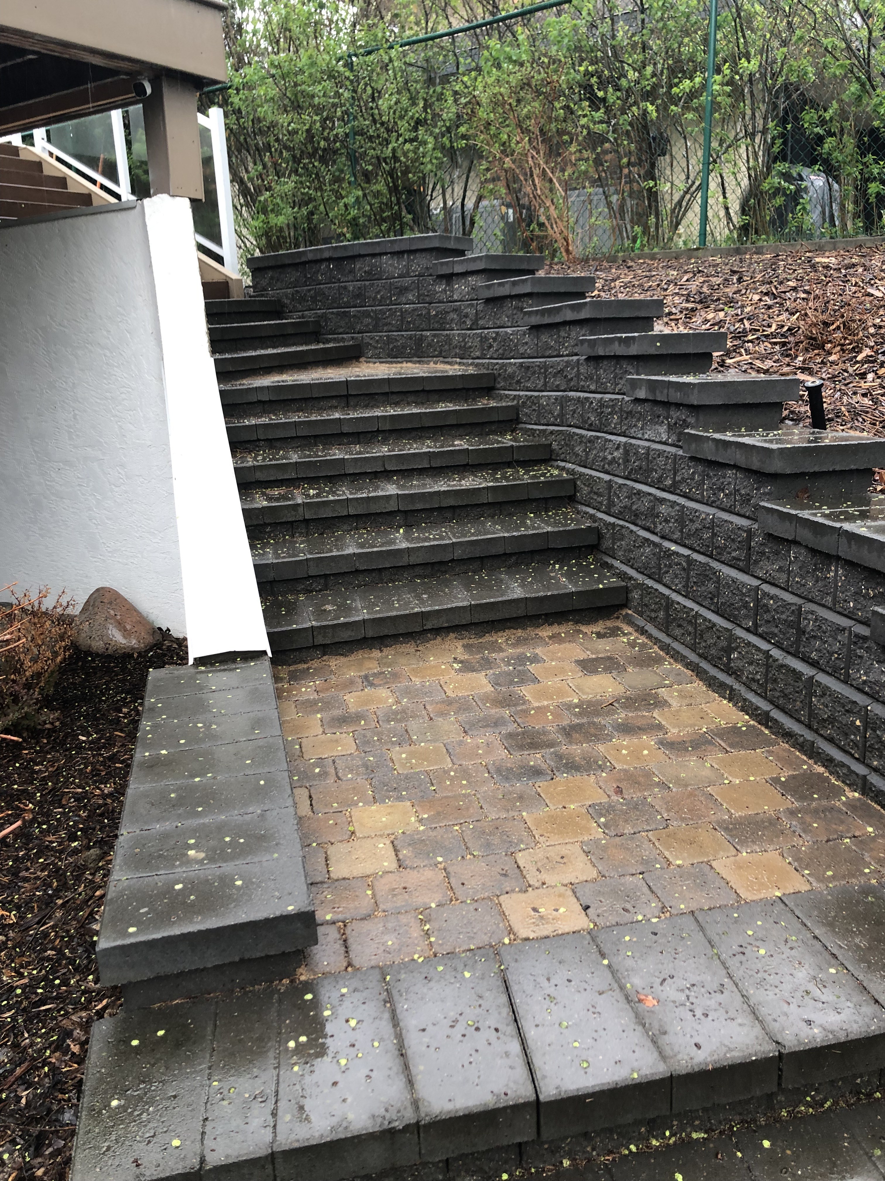 Hardscape steps and retaining wall in Edmonton, AB